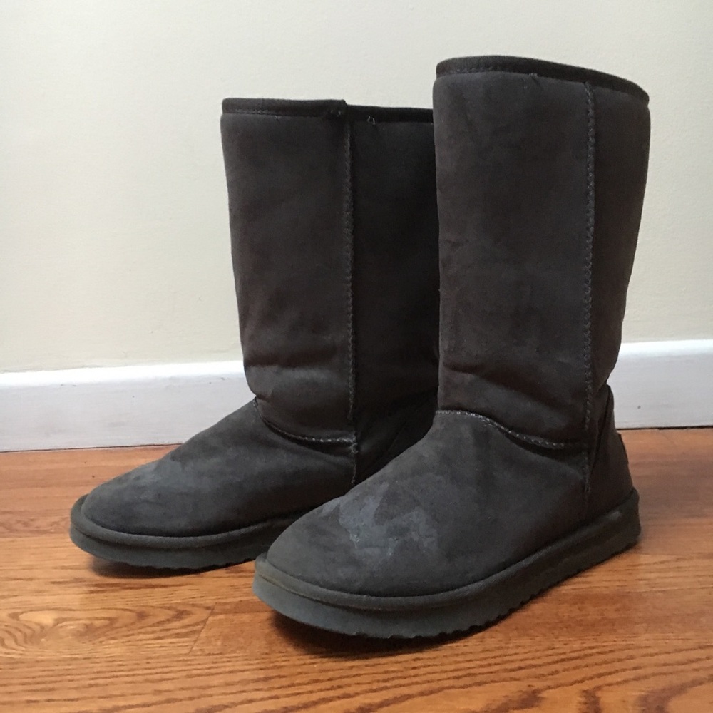 Women’s size 8 Authentic Uggs gray fur-lined boots